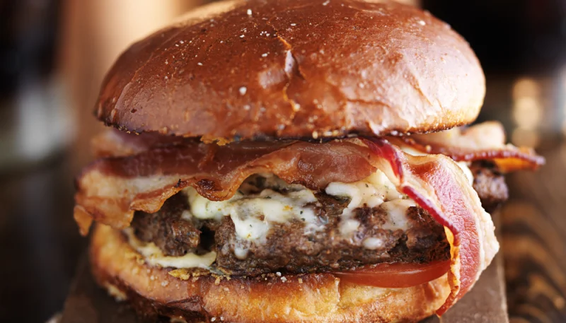 Burger au Mont d'Or et au bacon