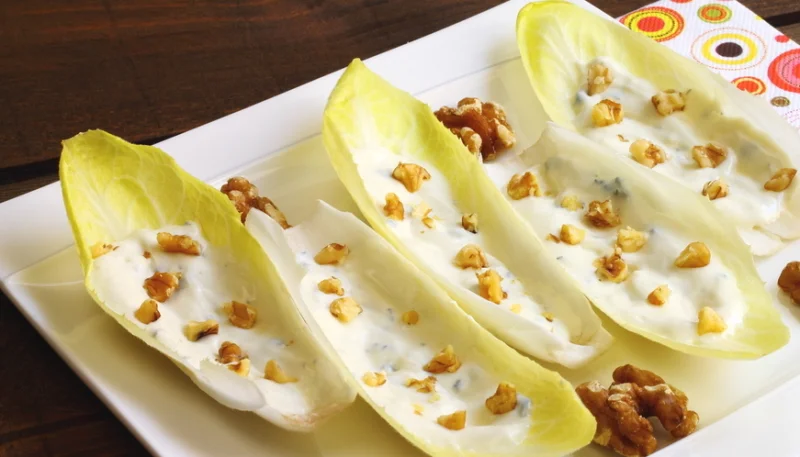 Feuilles d'endives aux deux noix