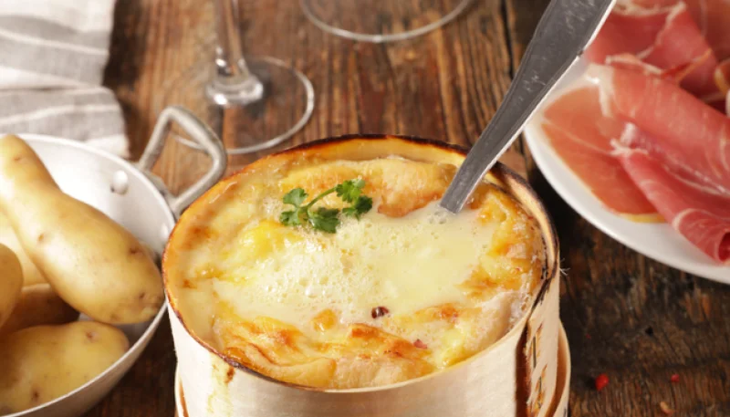 Mont d'Or aux gressins, jambon cru et pommes de terre