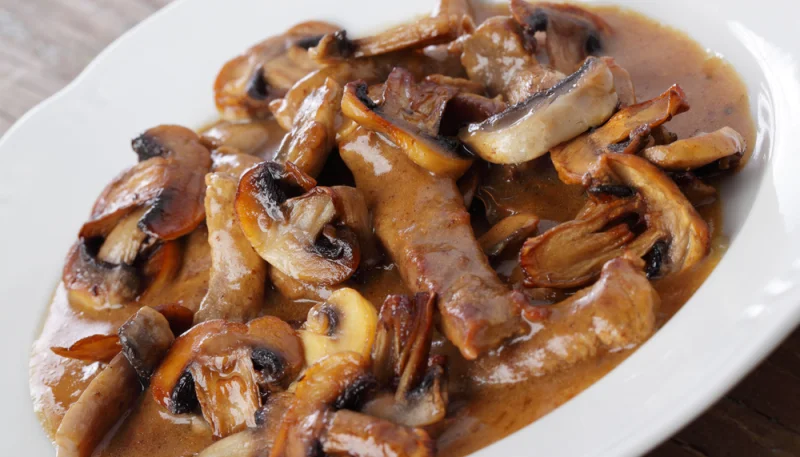 Sauté de veau aux champignons frais et vin blanc