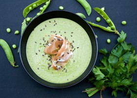 Soupe de petits pois au jambon de parme