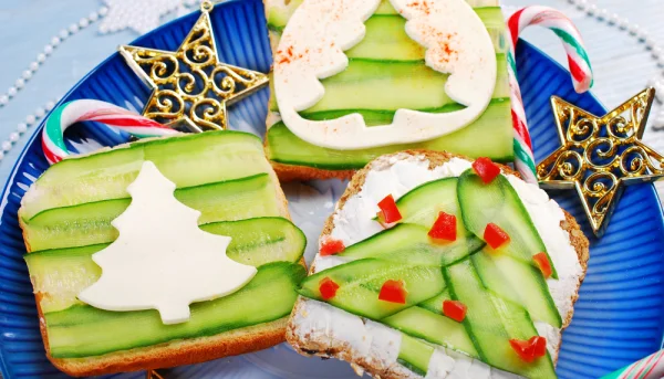 Toasts de Noël au concombre et au fromage
