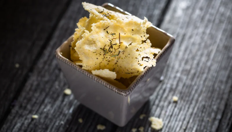 Tuiles au parmesan et aux herbes