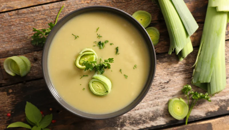 Velouté de patate douce, poireaux et lait de coco