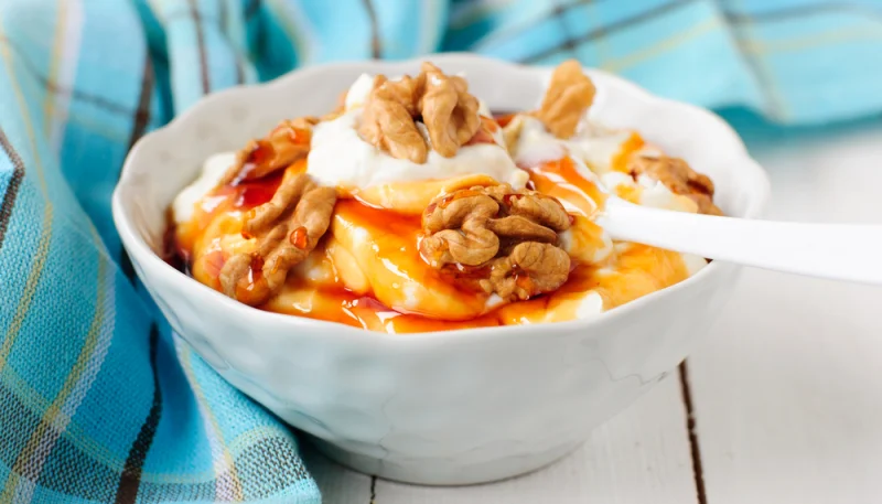 Yaourt aux pommes, spéculoos et sirop d'agave