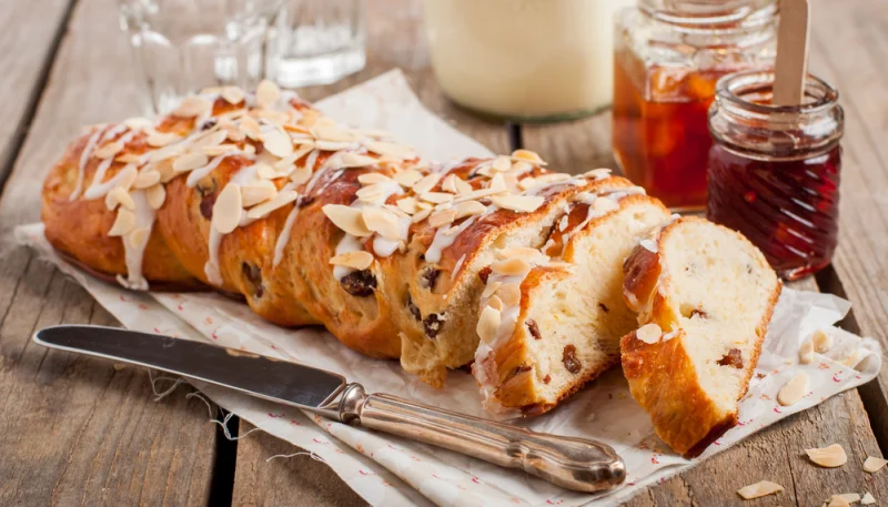 Brioche de Noël aux raisins secs et fruits confits