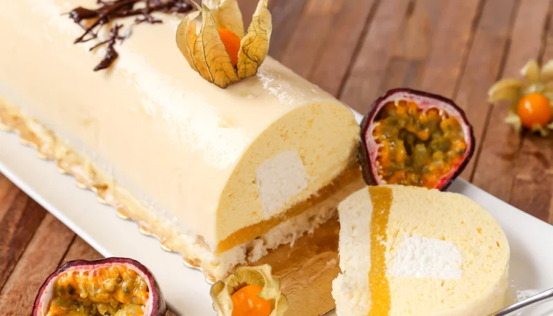 Bûche aux fruits de la passion et à la mangue