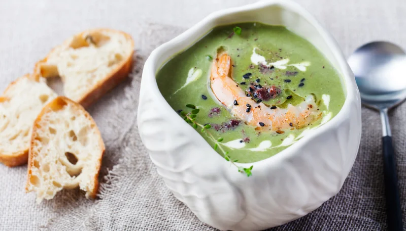 Velouté de légumes verts et crevettes