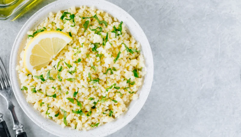 Couscous express au curcuma et aux herbes