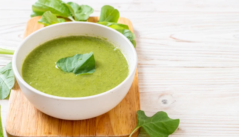 Soupe healthy aux épinards et curry
