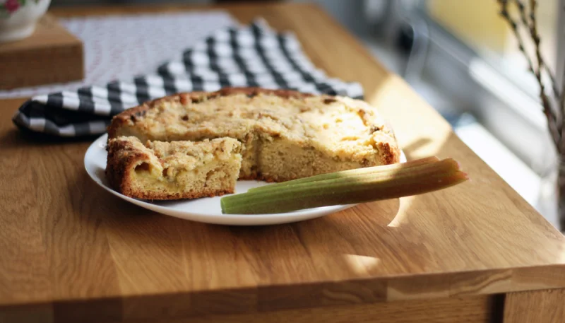 Gâteau aux pommes, rhubarbe et orange