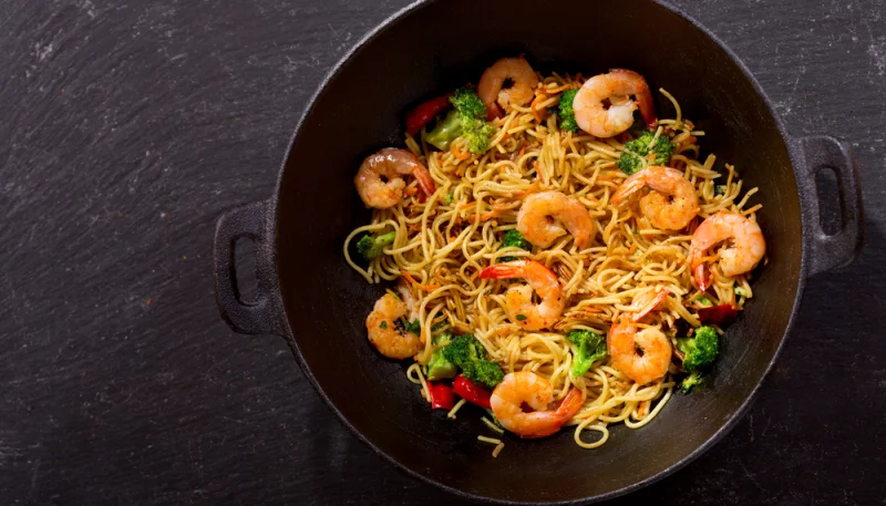 Nouilles aux légumes croquants et crevettes sauce thaï