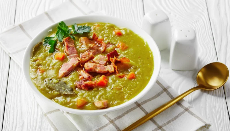 Soupe de pois cassés à la poitrine fumée
