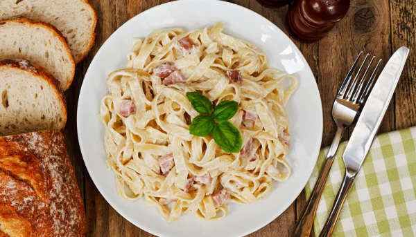 Tagliatelles au jambon et sauce au fromage frais