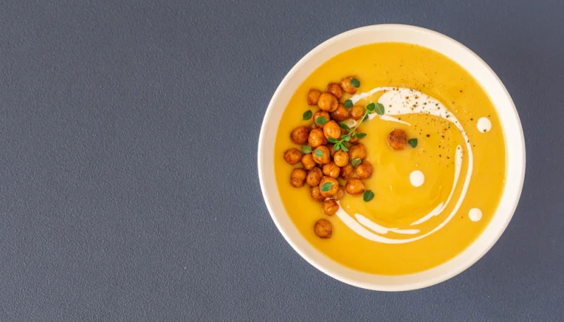 Velouté de courge et de carottes aux pois chiches