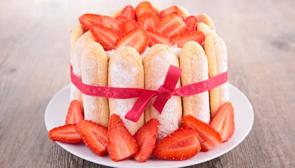 Charlotte aux fraises et à l’eau de rose