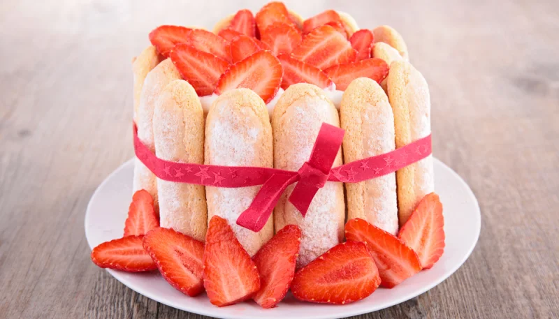 Charlotte aux fraises et à l’eau de rose