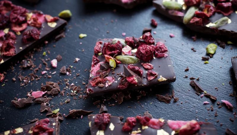 Tablette de chocolat maison aux pistaches et cranberries