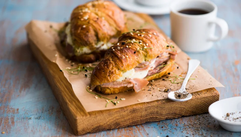Croissants au four à la mozzarella et au jambon