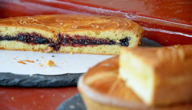 Gâteau basque à la confiture de cerises noires