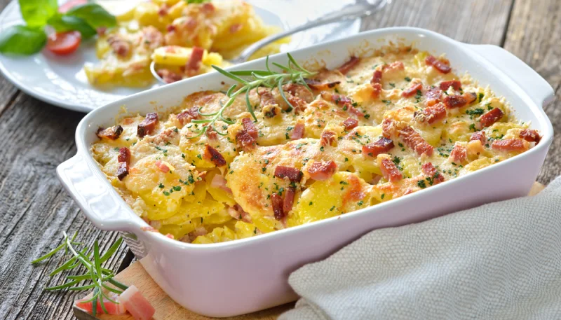 Gratin aux pommes de terre, carottes et lardons