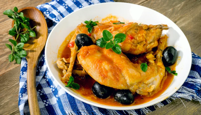 Lapin aux olives noires et tomates