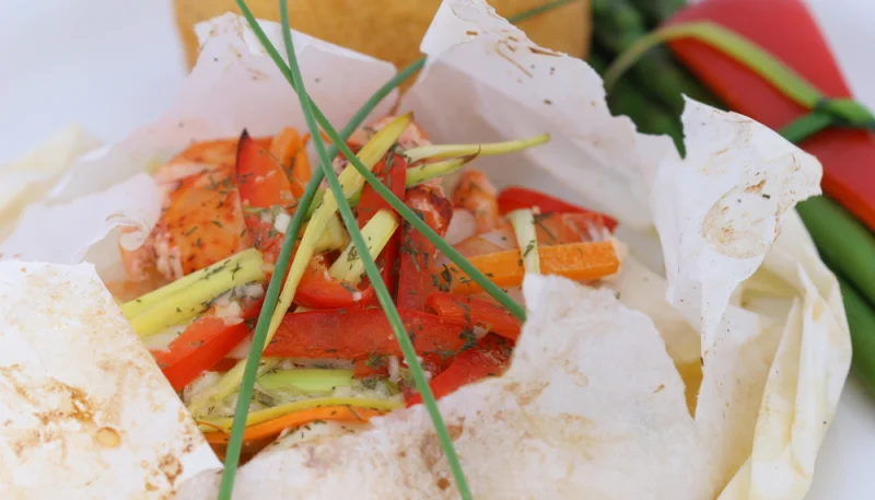 Papillote de julienne sur lit de poireaux