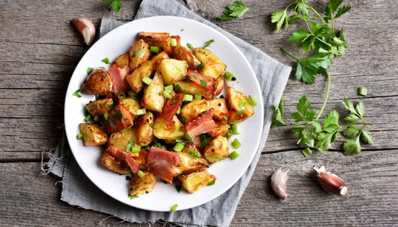 Pommes de terre sautées au bacon et aux oignons