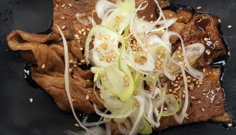 Sauté de boeuf aux oignons rapide