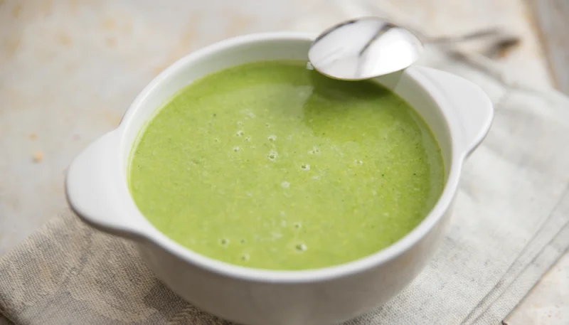 Soupe de fanes de radis au lait de coco