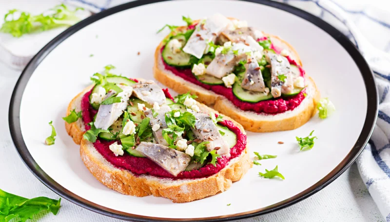 Tartines à la betterave et au hareng mariné