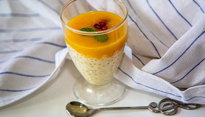 Verrine de tapioca au lait de coco et coulis de mangue