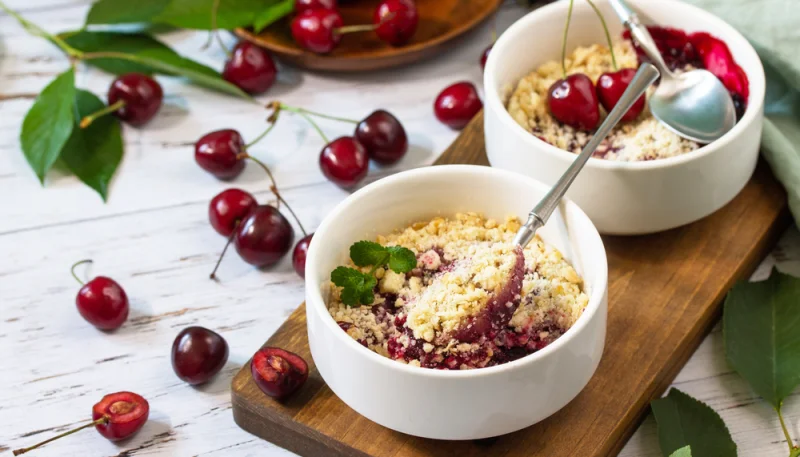 Crumble aux cerises et fraises