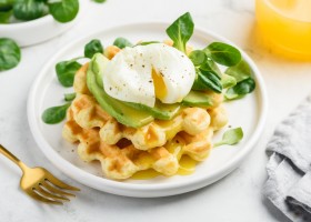 Gaufres salées au fromage, avocat et oeuf poché