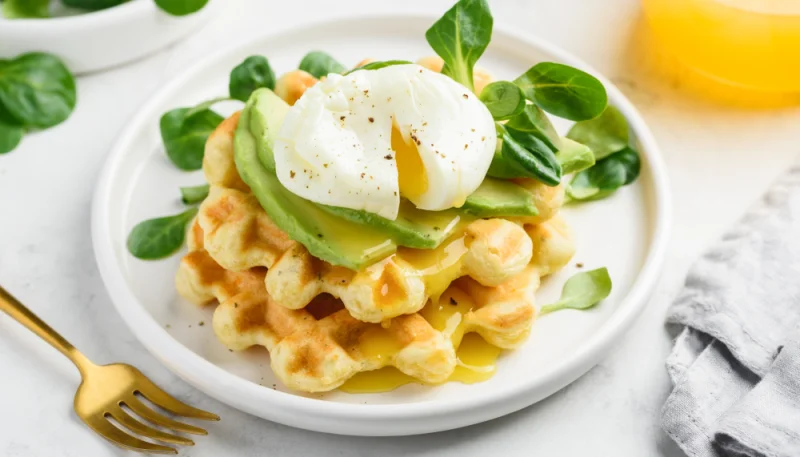Gaufres salées au fromage, avocat et oeuf poché