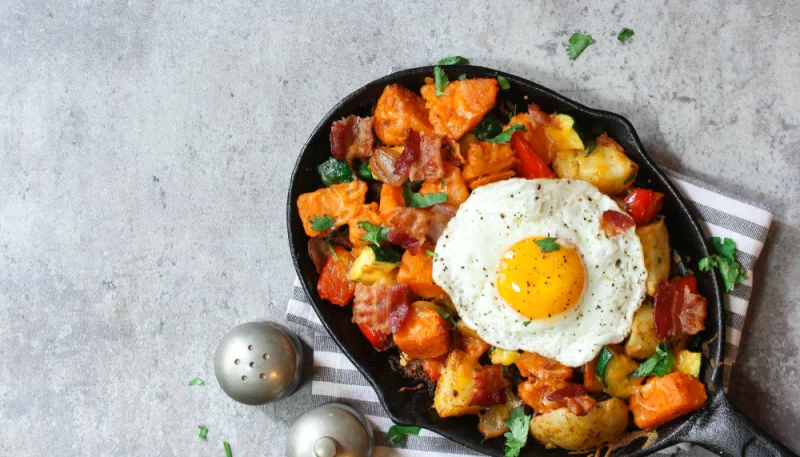 Légumes et œufs rôtis au four