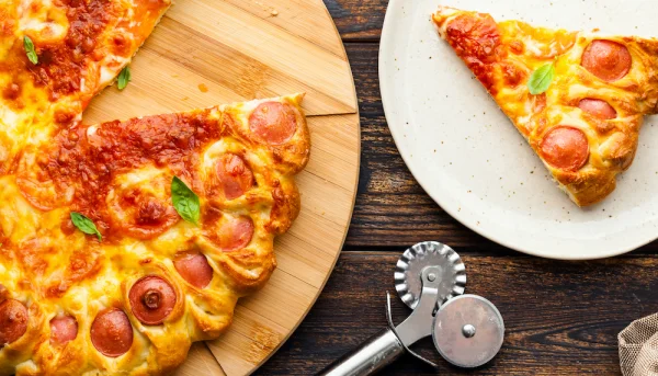 Pizza aux fromages et aux Knackis