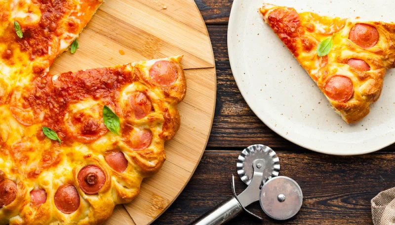 Pizza aux fromages et aux Knackis