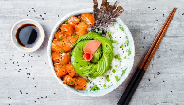 Poke bowl au saumon et avocat