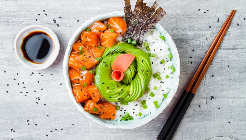 Poke bowl au saumon et avocat