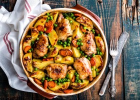 Poulet rôti aux pommes de terre, petits pois et carottes