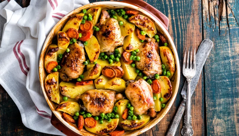 Poulet rôti aux pommes de terre, petits pois et carottes