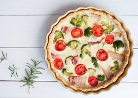 Quiche aux brocolis, tomates et poitrine fumée