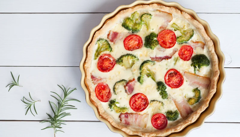 Quiche aux brocolis, tomates et poitrine fumée