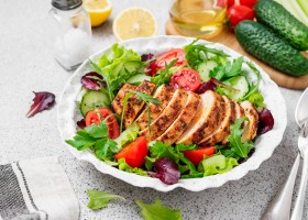 Salade aux légumes et au poulet grillé
