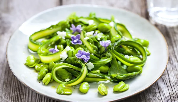 Salade de fèves et asperges à la grecque