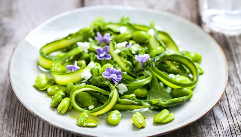 Salade de fèves et asperges à la grecque
