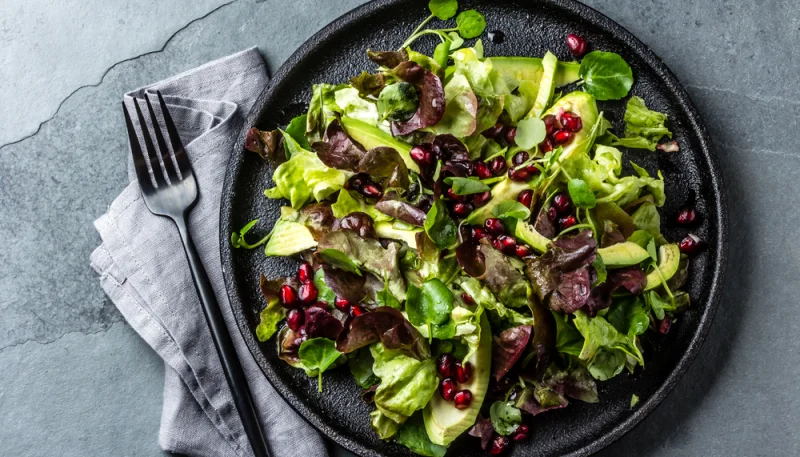 Salade mélangée et grenade