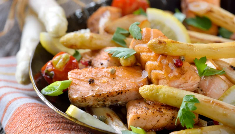 Saumon poêlé aux asperges blanches