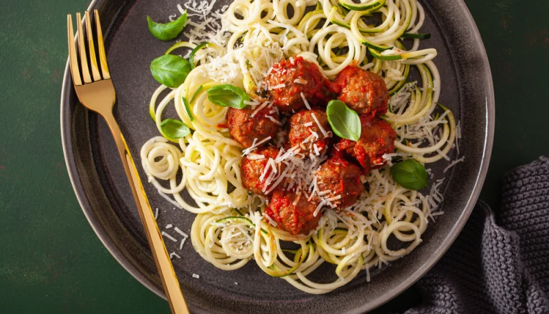 Spaghetti de courgettes et boulettes de viande à la bolognaise